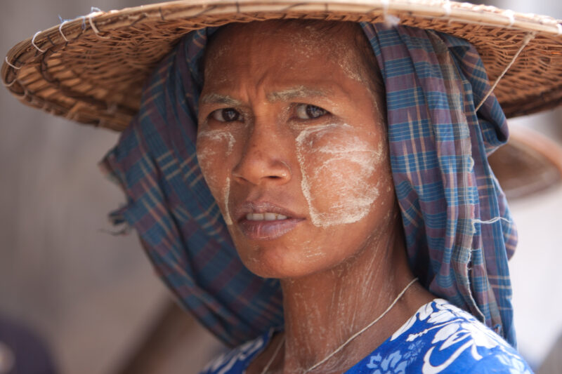 Woman in Burma — Stock Images of life in the Irrawaddy Delta region of Burma, after cyclone Nargis devistated the region — Burma, Myanmar, Ayeyarwaddy delta,...