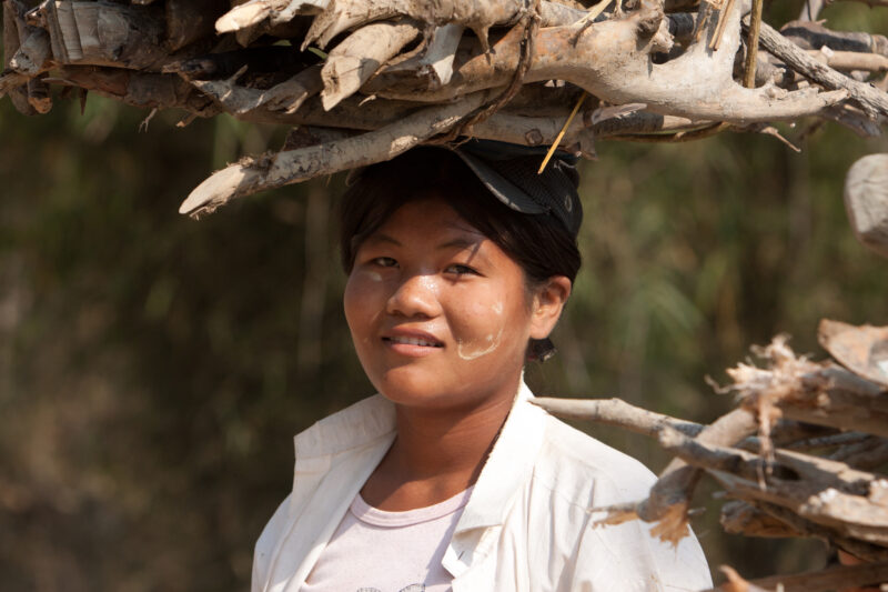 Woman with Firewood — Woman returns home with a bundle of firewood on her head in Myanmar — Burma, Myanmar, Ayeyarwaddy delta, Irrawaddy Delta, Woman