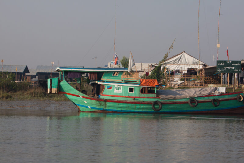 Food Distirbution after Cyclone in Burma — Stock Images of life in the Irrawaddy Delta region of Burma, after cyclone Nargis devistated the region — Burma, M...