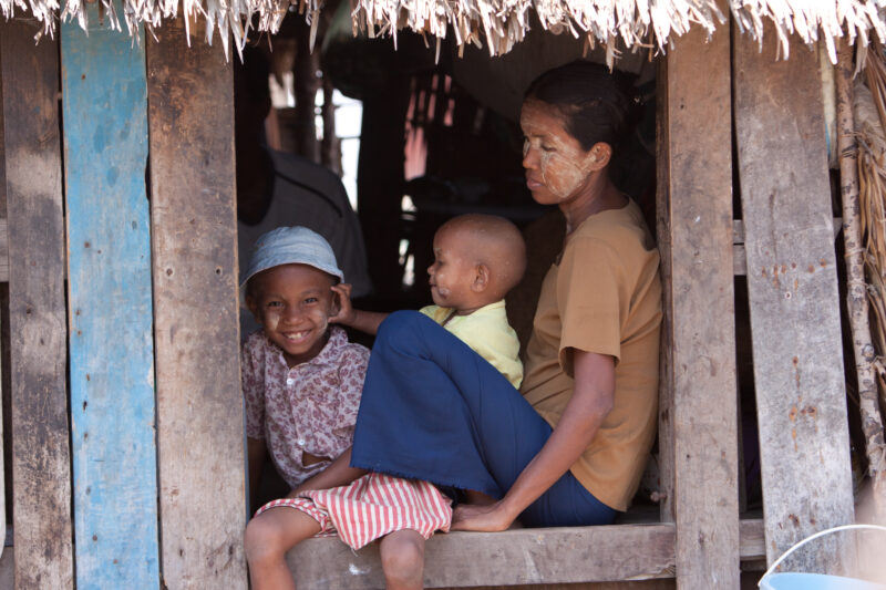 People in Myanmar Doorway — Stock Images of life in the Irrawaddy Delta region of Burma, after cyclone Nargis devistated the region — Burma, Myanmar, Ayeyarw...