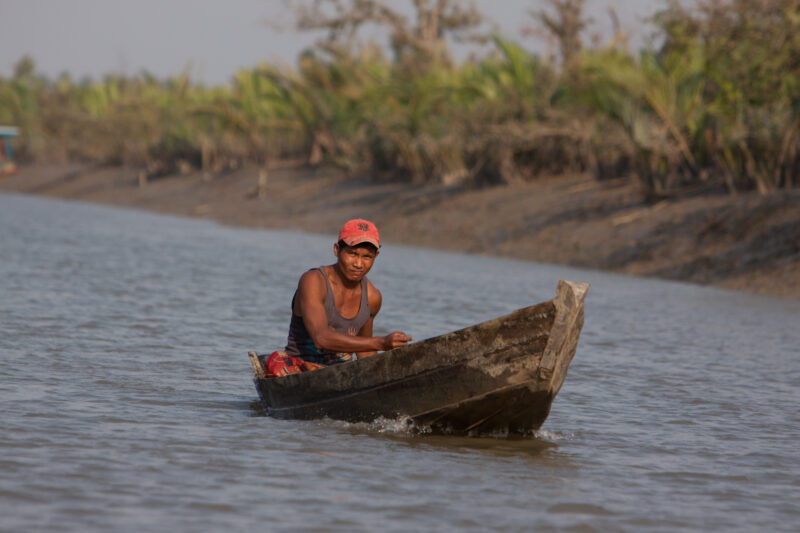 Man in Boat in the Delta — Stock Images of life in the Irrawaddy Delta region of Burma, after cyclone Nargis devistated the region — Burma, Myanmar, Ayeyarwa...