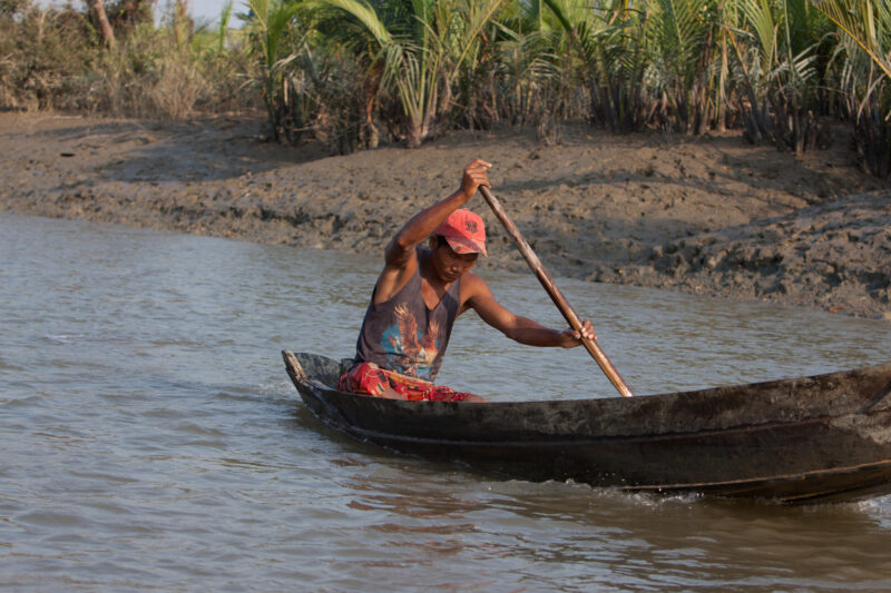 Man in Boat in the Delta — Stock Images of life in the Irrawaddy Delta region of Burma, after cyclone Nargis devistated the region — Burma, Myanmar, Ayeyarwa...