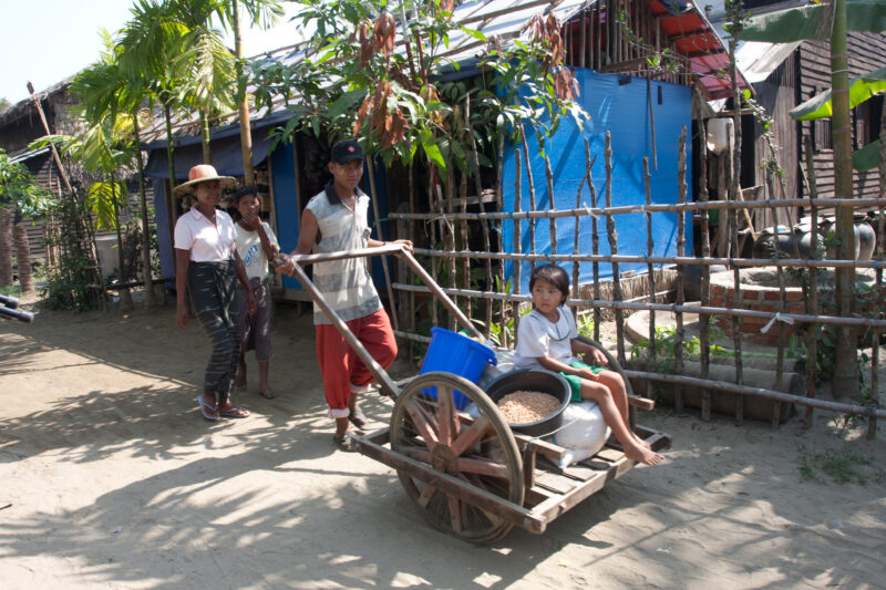 Food Distirbution after Cyclone in Burma — Stock Images of life in the Irrawaddy Delta region of Burma, after cyclone Nargis devistated the region — Burma, M...