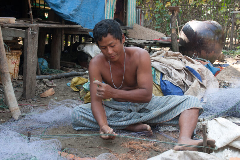 Mending Nets in the Delta — Stock Images of life in the Irrawaddy Delta region of Burma, after cyclone Nargis devistated the region — Burma, Myanmar, Ayeyarw...