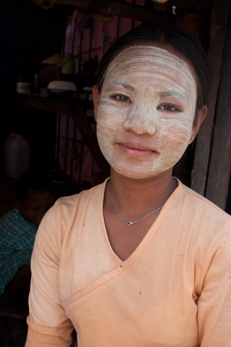 Woman with Tanaka in Burma — Stock Image of a Karen woman in Myanmar with tanaka on her face — Burma, Myanmar, Ayeyarwaddy delta, Irrawaddy Delta, Cyclone Na...