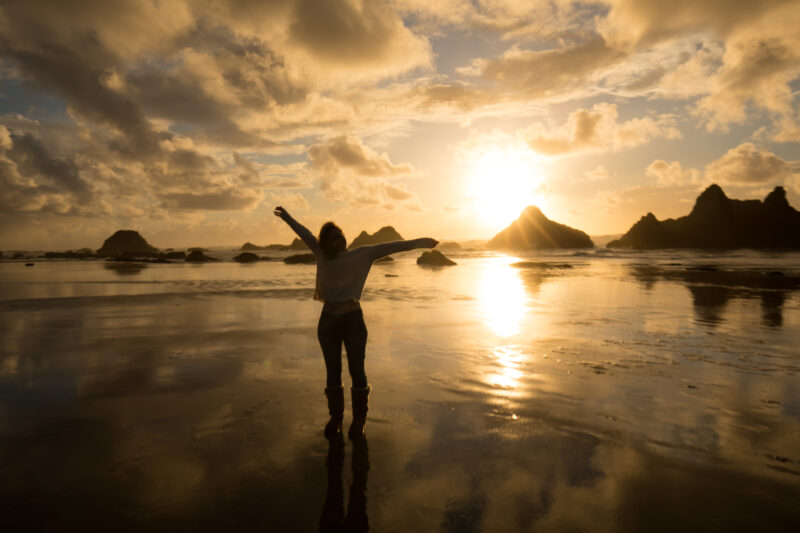Pure Joy — Woman expreses her joy at a beautiful sunset on the Oregon Coast in the United States — Beach, Coast, Ocean, Oregon, Sea
