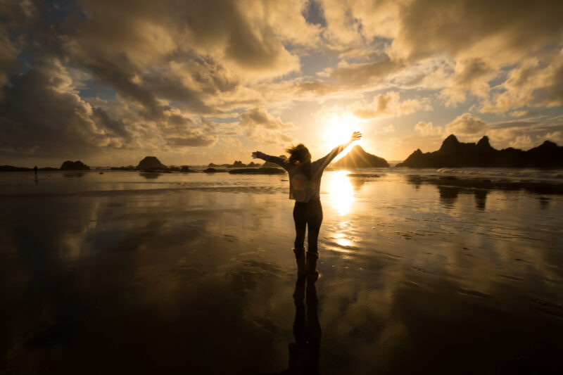 Pure Joy — Woman expreses her joy at a beautiful sunset on the Oregon Coast in the United States — Beach, Coast, Ocean, Oregon, Sea