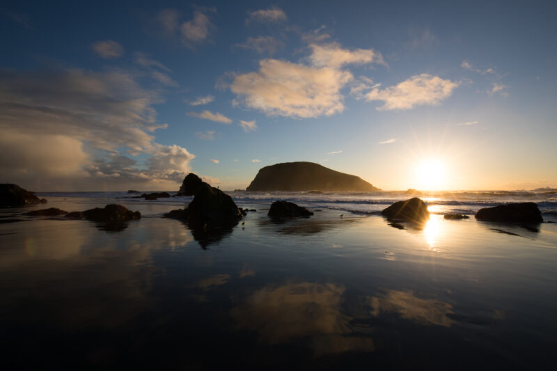 Oregon Coast at Sunset — Beautiful Sunset Scene on the Oregon Cost in the United States. — Beach, Coast, Ocean, Oregon, Sea
