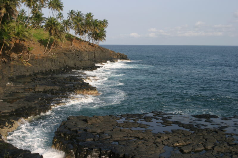 Lava Coastline of Sao Tome — Volcanic rocky shores of the beaches of Sao Tome in Africa — Sao Tome, Africa, Beach, Beaches, scenic