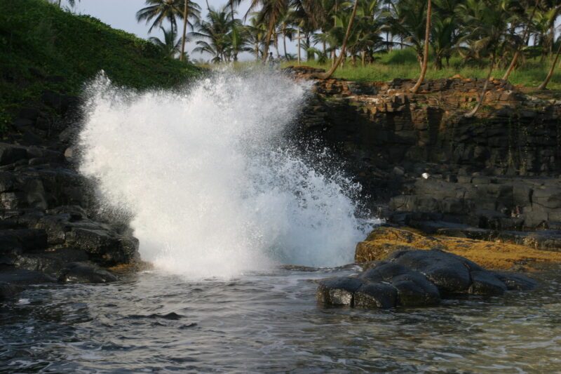 Lava Coastline of Sao Tome — Volcanic rocky shores of the beaches of Sao Tome in Africa — Sao Tome, Africa, Beach, Beaches, scenic