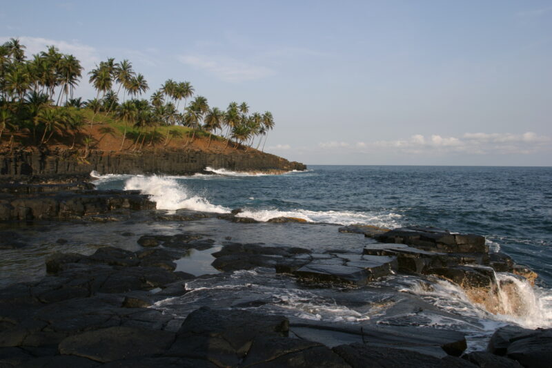Lava Coastline of Sao Tome — Volcanic rocky shores of the beaches of Sao Tome in Africa — Sao Tome, Africa, Beach, Beaches, scenic