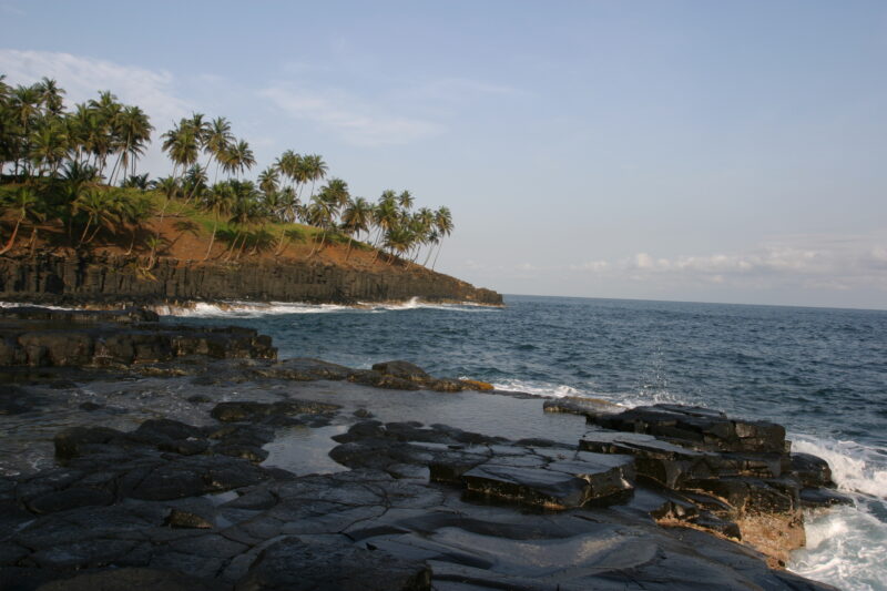 Lava Coastline of Sao Tome — Volcanic rocky shores of the beaches of Sao Tome in Africa — Sao Tome, Africa, Beach, Beaches, scenic