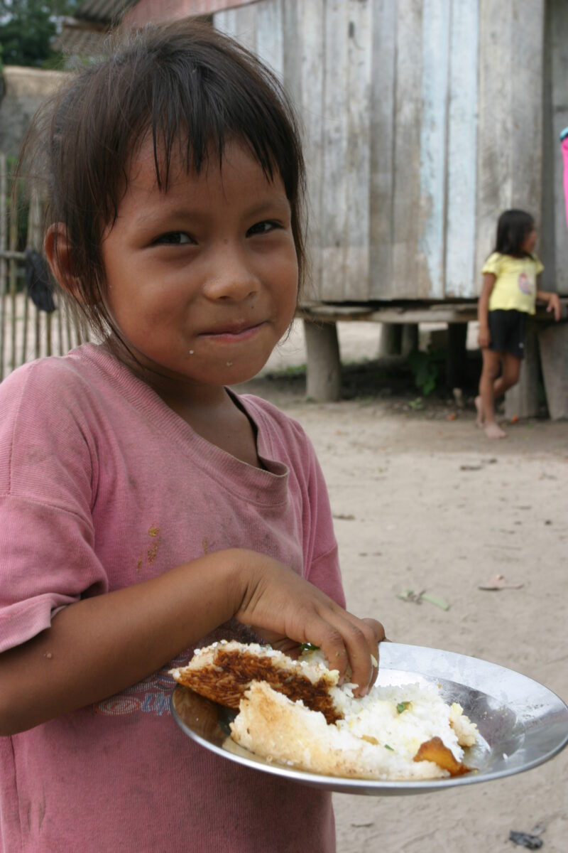 Ethnic Girl Eats — Shipibo Ethnic Children living along the Ucayali River — Peru, Shipibo Indians, Amerindian, Poverty, Development