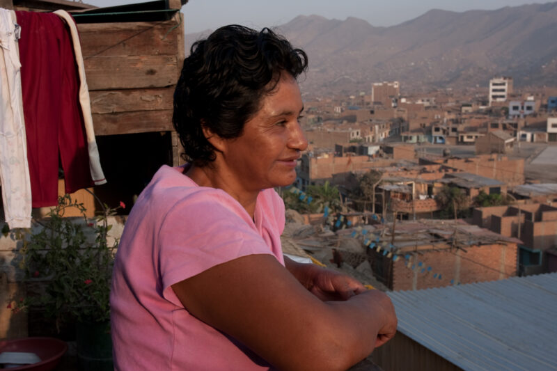 Dreaming of a Better Life — Profile of a mother and her two children living in one of the poor communities on the outskirts of Lima, Peru: Woman stands on th...