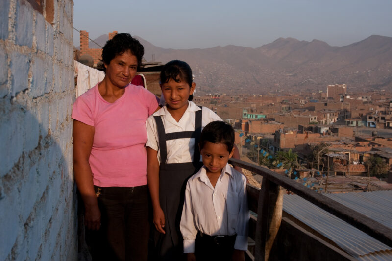 Living in Poverty — Profile of a mother and her two children living in one of the poor communities on the outskirts of Lima, Peru — Peru, slums, slum, shanty...