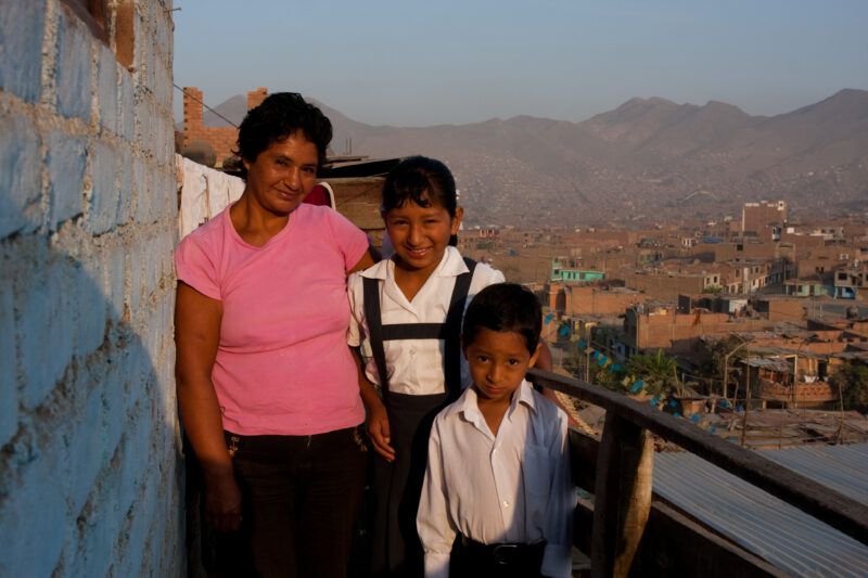 Living in Poverty — Profile of a mother and her two children living in one of the poor communities on the outskirts of Lima, Peru — Peru, slums, slum, shanty...