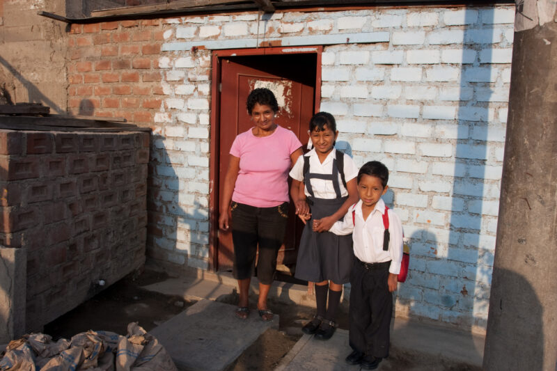 Living in Poverty — Profile of a mother and her two children living in one of the poor communities on the outskirts of Lima, Peru — Peru, slums, slum, shanty...