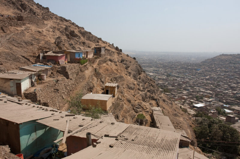 Shantitown near Lima, Peru — Profile of a mother and her two children living in one of the poor communities on the outskirts of Lima, Peru — Peru, slums, slu...