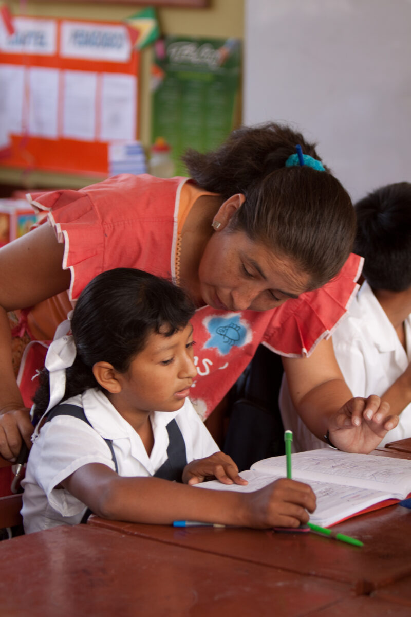 Living in Poverty — Profile of a mother and her two children living in one of the poor communities on the outskirts of Lima, Peru — Peru, slums, slum, shanty...