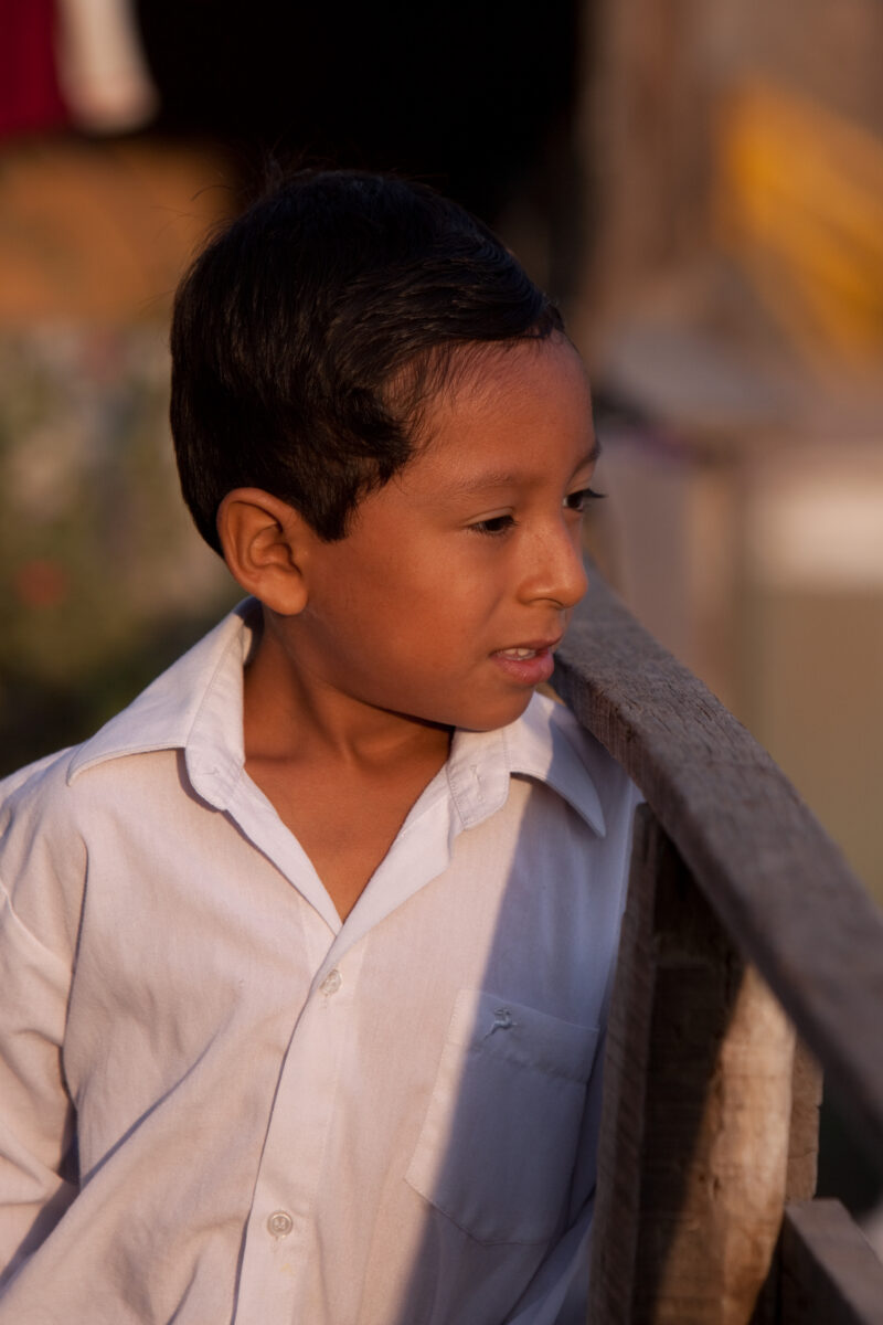 Living in Poverty — Profile of a mother and her two children living in one of the poor communities on the outskirts of Lima, Peru — Peru, slums, slum, shanty...