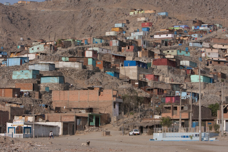 Shantitown near Lima, Peru — Profile of a mother and her two children living in one of the poor communities on the outskirts of Lima, Peru — Peru, slums, slu...