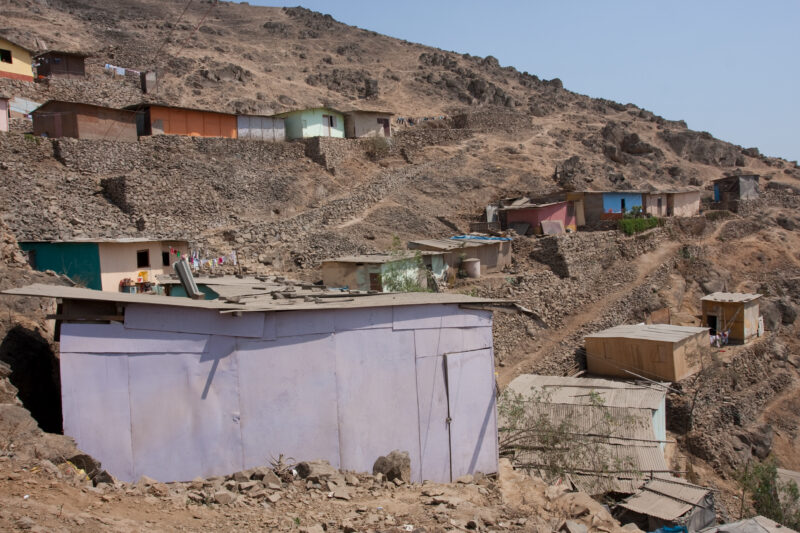 Shantitown near Lima, Peru — Profile of a mother and her two children living in one of the poor communities on the outskirts of Lima, Peru — Peru, slums, slu...