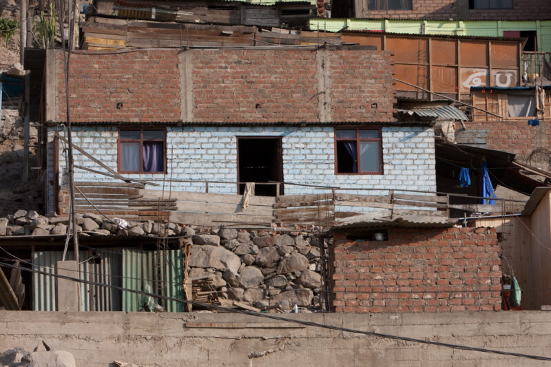 Shantitown near Lima, Peru — Profile of a mother and her two children living in one of the poor communities on the outskirts of Lima, Peru — Peru, slums, slu...