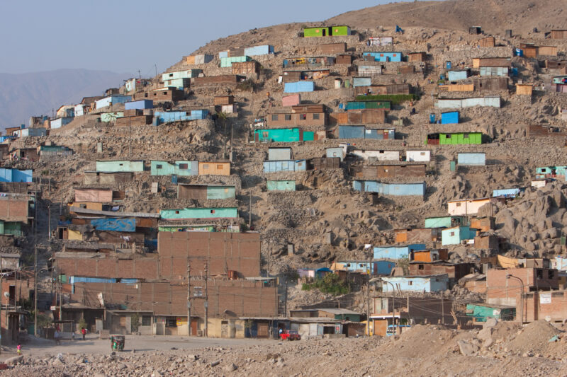 Shantitown near Lima, Peru — Profile of a mother and her two children living in one of the poor communities on the outskirts of Lima, Peru — Peru, slums, slu...
