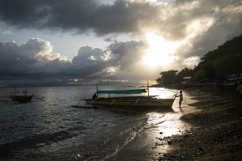 Fishing boat in the Phillipines — Fishing boat silhouetted in the evening Sunlight — Philippines, Camarines Sur, Luzon, scenic, ocean