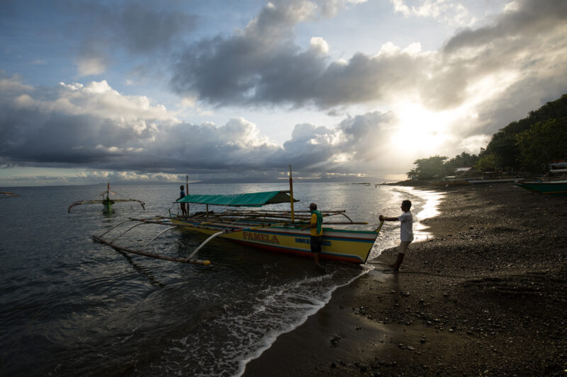 Fishing boat in the Phillipines — Fishing boat silhouetted in the evening Sunlight — Philippines, Camarines Sur, Luzon, scenic, ocean