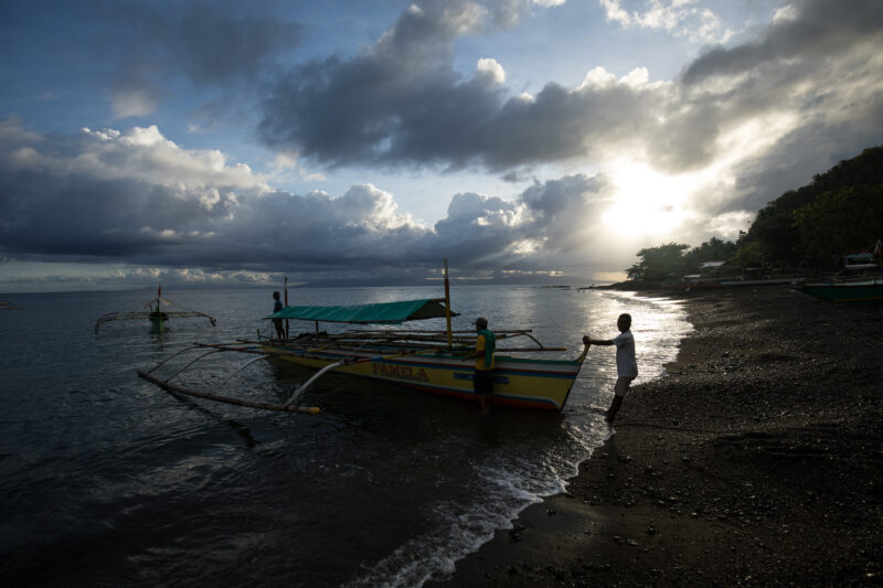 Fishing boat in the Phillipines — Fishing boat silhouetted in the evening Sunlight — Philippines, Camarines Sur, Luzon, scenic, ocean