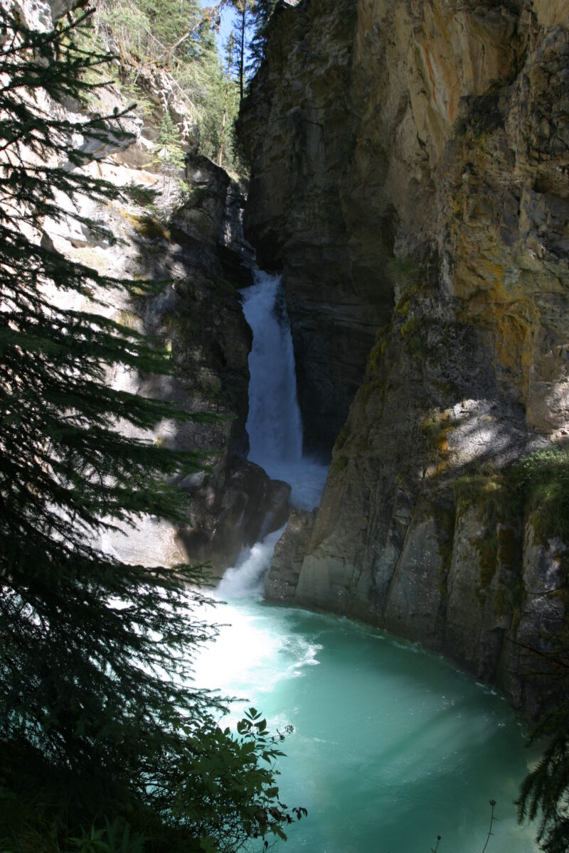 Waterfall Scenic — Stock Images of Rivers — Canada, Alberta, Banff National Park, Scenic, Mountians