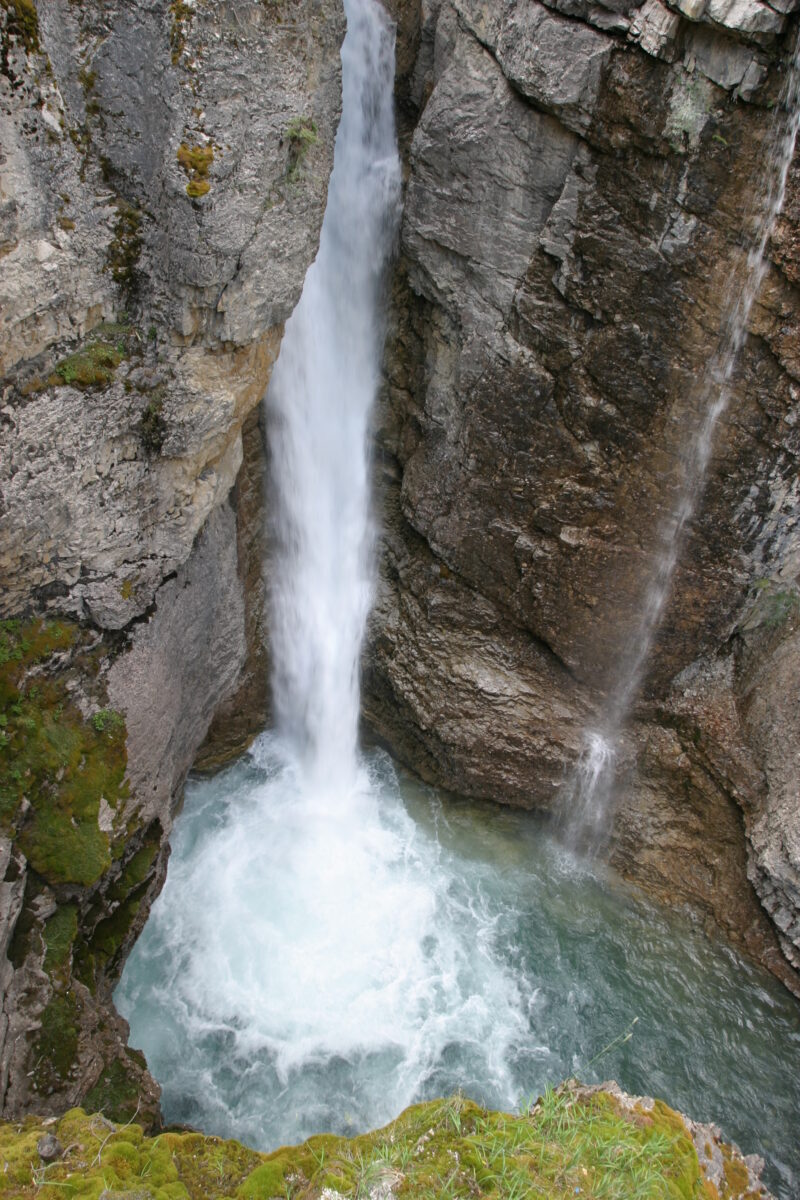 Waterfall Scenic — Stock Images of Rivers — Canada, Alberta, Banff National Park, Scenic, Mountians