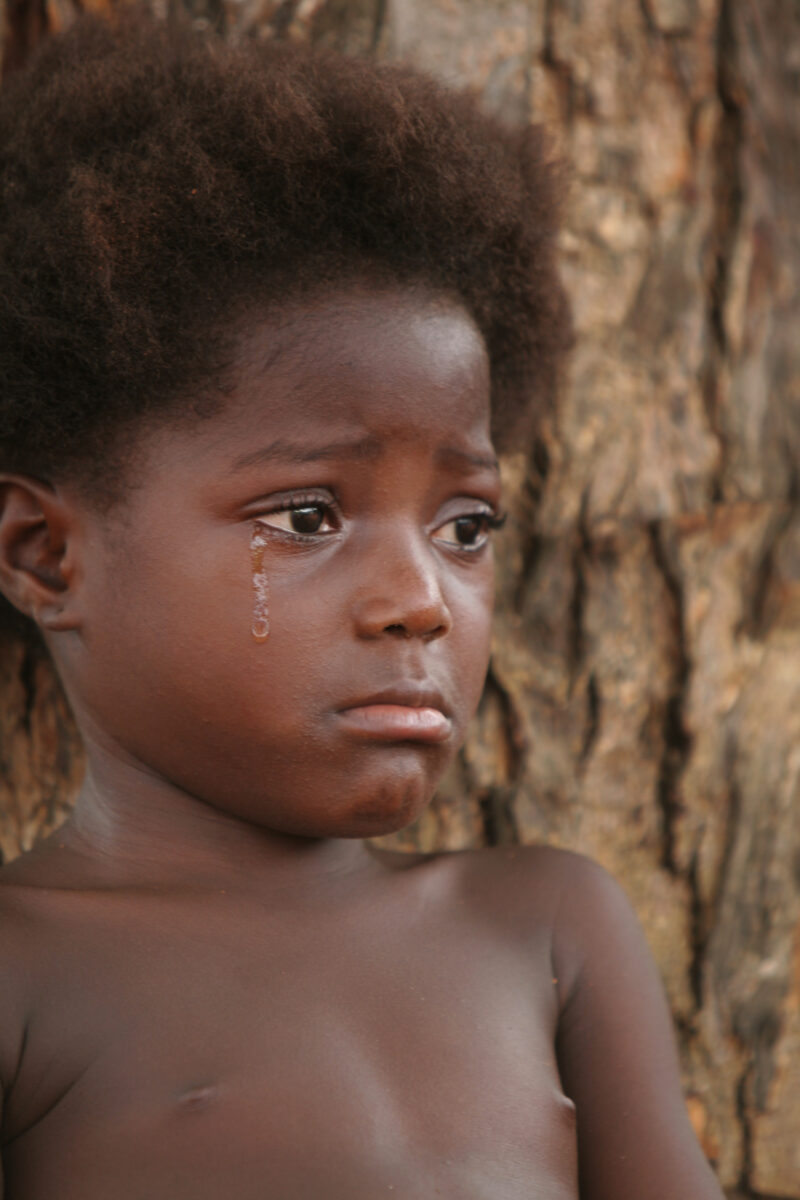 Sad Gril in Togo — Young girl cries in Togo, West Africa — Togo, Africa, West Africa