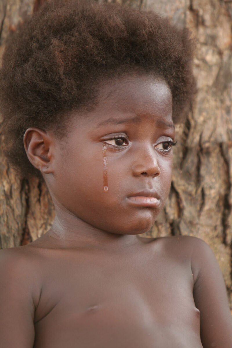 Sad Gril in Togo — Young girl cries in Togo, West Africa — Togo, Africa, West Africa