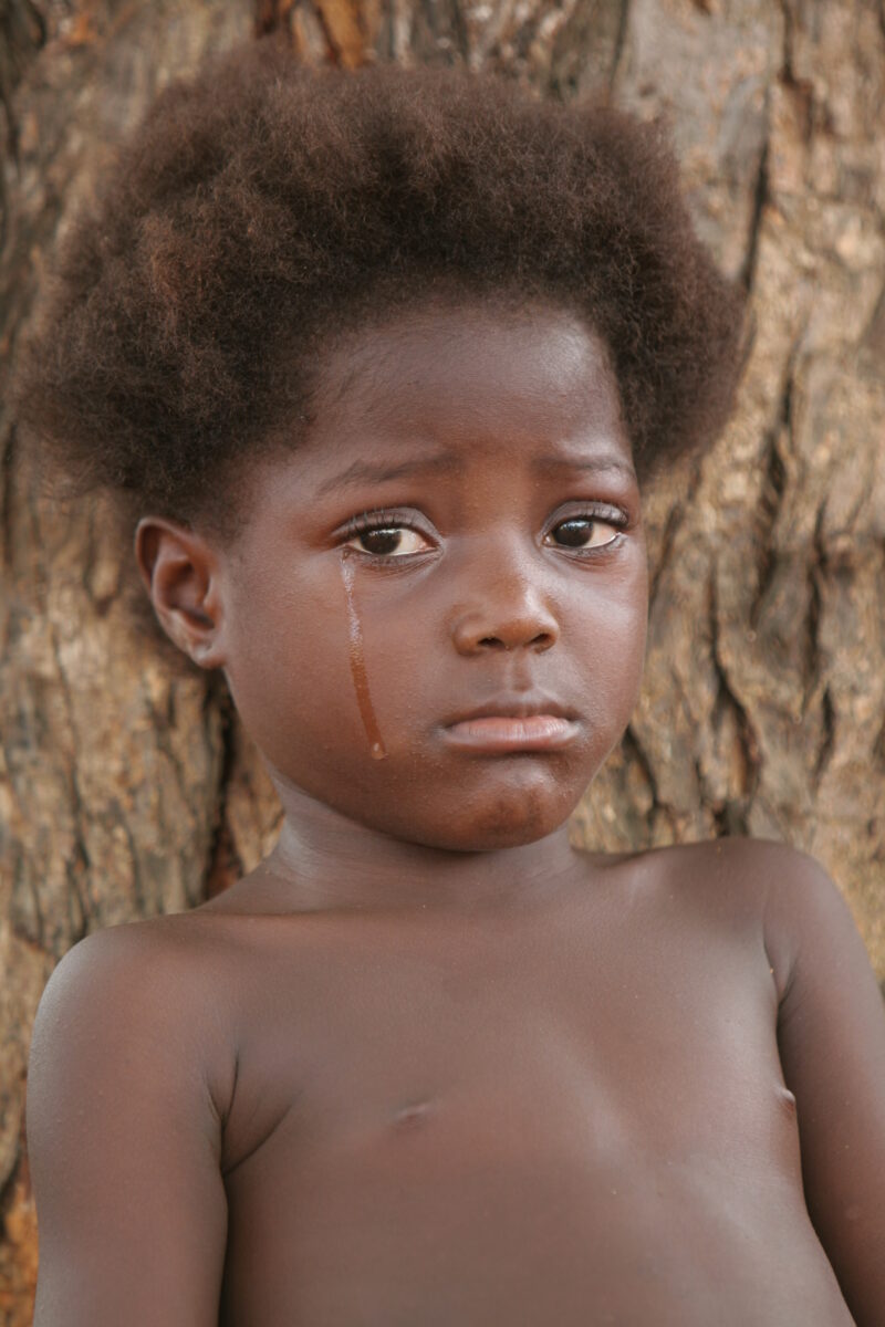 Sad Gril in Togo — Young girl cries in Togo, West Africa — Togo, Africa, West Africa