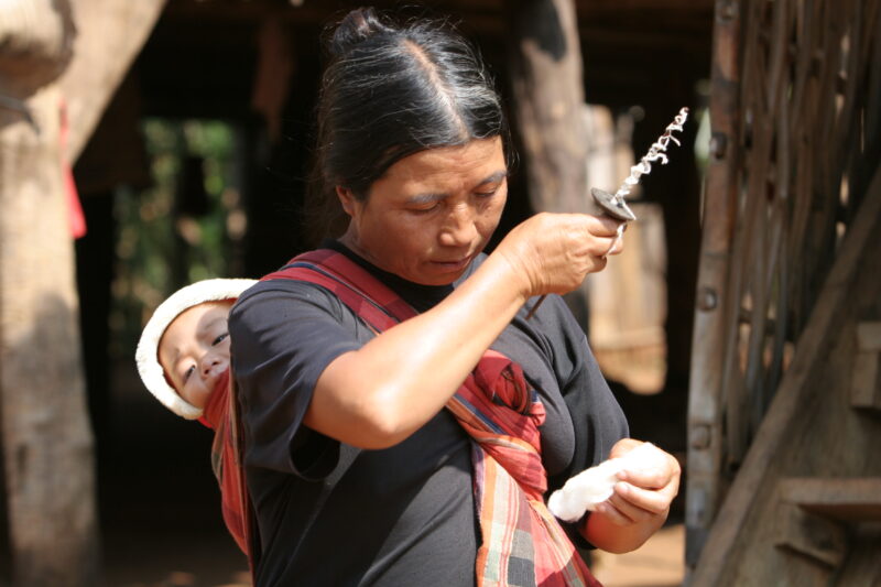 Spinning — Ethnic woman spins thread by hand — Thailand