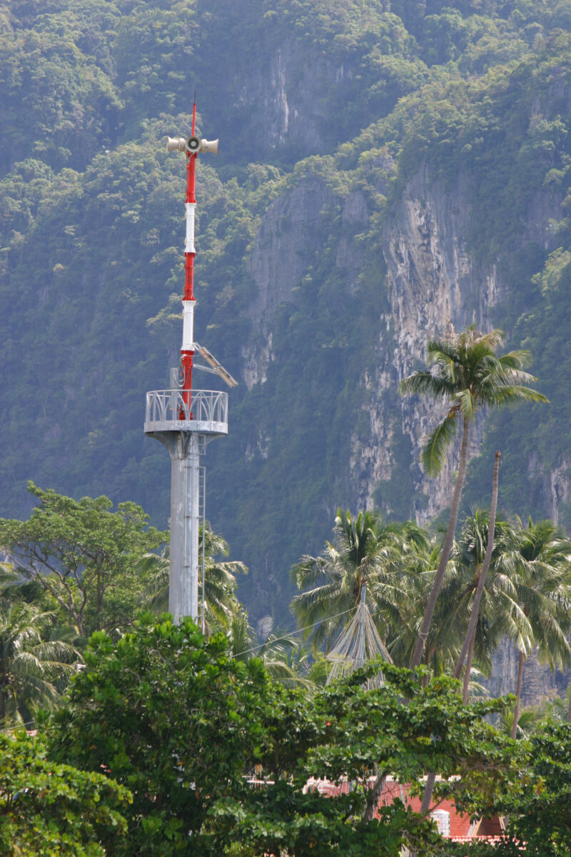 Tsunami Warning in Thailand — Tower with a Tsunami warning siren, installed along the beaches of Phuket. — Thailand, siren, Tsunami