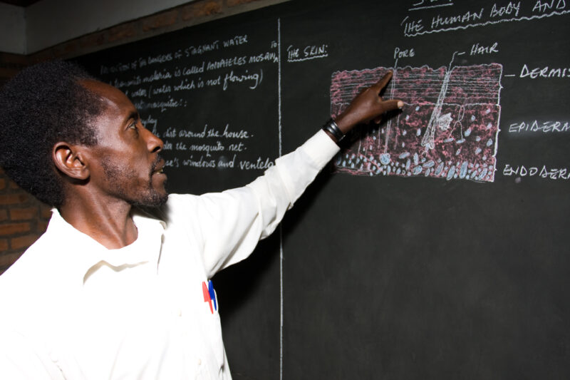Teacher in Rwanda — With few textbooks for the students in Rwanda, Teachurs use illustrations on the blackboard to teach science. — Africa, Rwanda