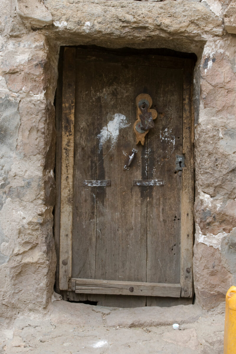 Abandoned Village in Yemen — Old abandoned settlement near Sana'a, Doorway, Yemen Old Door — Yemen, archaeology, ruins, abandoned