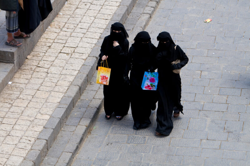 Ladies in Yemen Walk to Market — Yemen