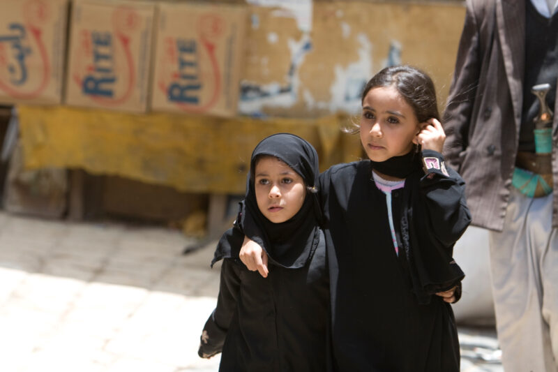 Young Girls in Yemen — Happy young girls in the market of the Old City of Sana, Yemen — Yemen, city, Sana'a, Old City, girl