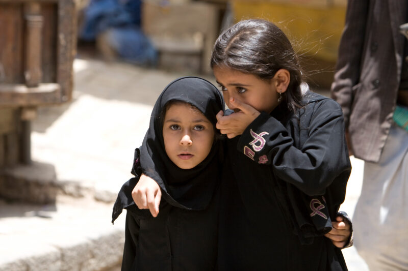 Young Girls in Yemen — Happy young girls in the market of the Old City of Sana, Yemen — Yemen, city, Sana'a, Old City, girl