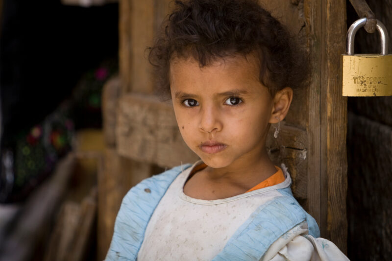 Young Girl in Yemen — Young girl at the market in the old city of Sana, Yemen — Yemen