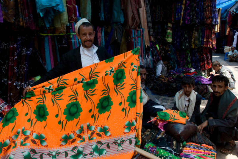 Market in Yemen — Stock images of people in Yemen — Yemen, people, men, faces