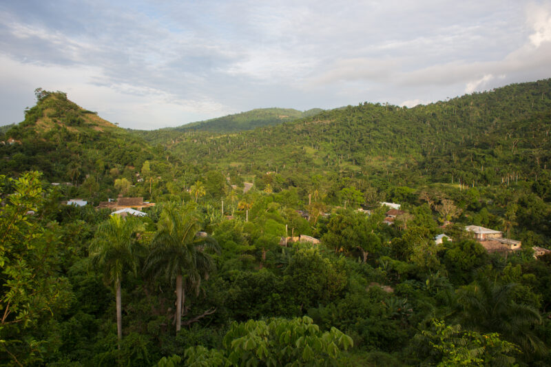Mountainside Village in Cuba — Beautiful landscape in Cuba — Cuba, scenic, field, fields, village