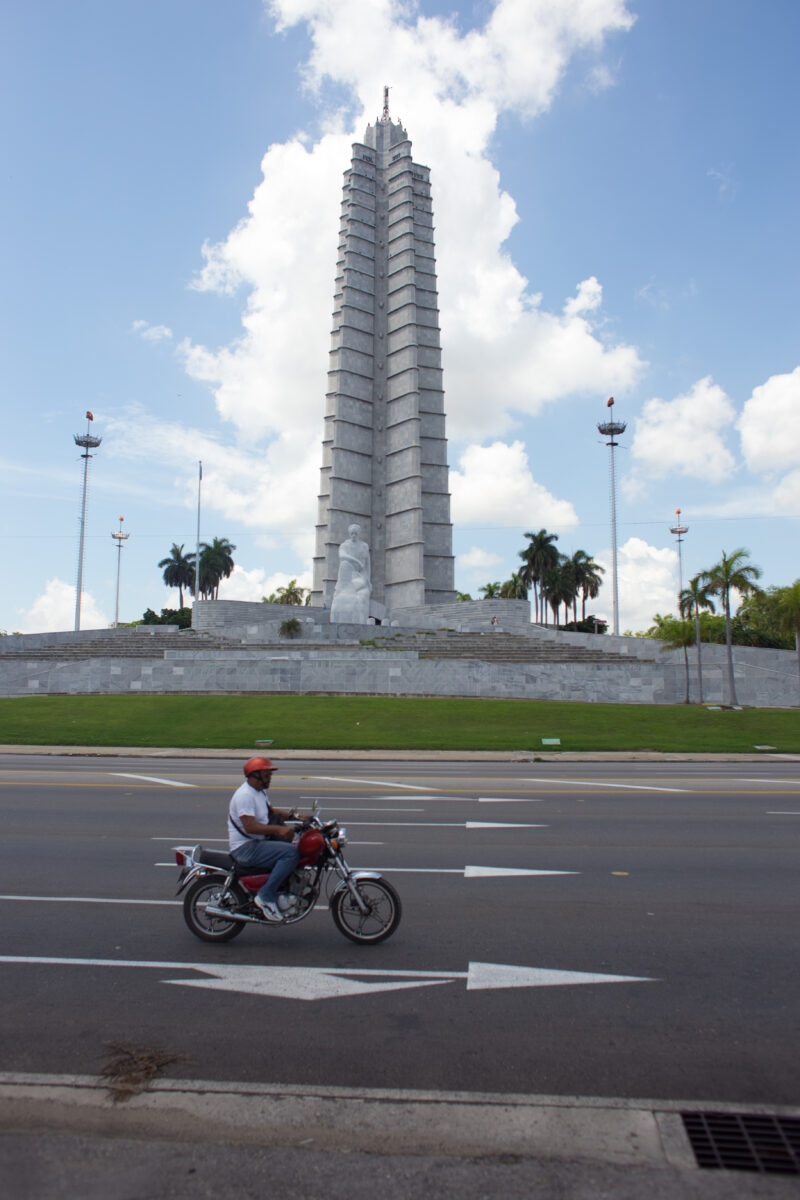 Old cars in Havana, pass by Revolution Square — Cuba