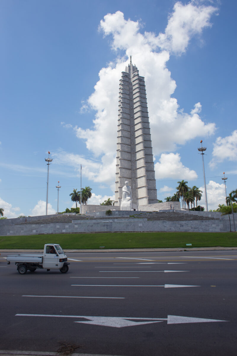 Old cars in Havana, pass by Revolution Square — Cuba
