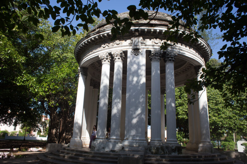Gazebo in Havana — View of gazebo in park on 5th Avenue between 24th and 26th Streets in the Miramar area in Havana, Cuba — Cuba, Gazebo, Havana, park