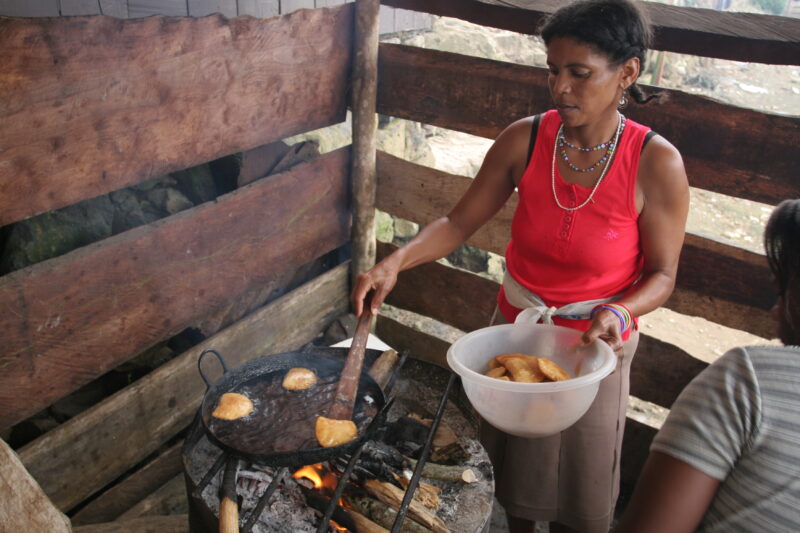 Cooking in Sao Tome — Women cook food over a fire, as part of an income generating business in Sau Tome, Africa — Sao Tome, Africa, cooking, food, income